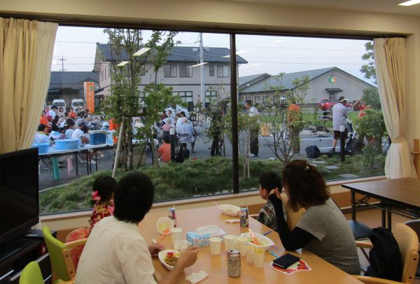 施設内から見る夏祭りも快適！