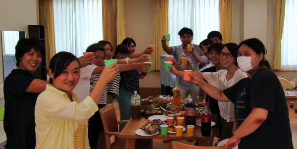 昼食はみんなで乾杯！