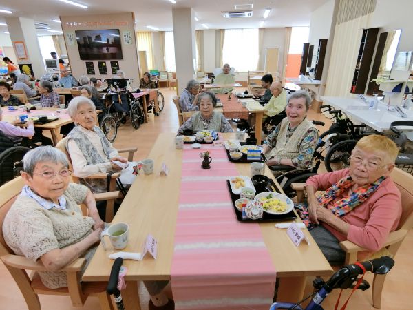 施設長の挨拶のあと食事をされるみなさん