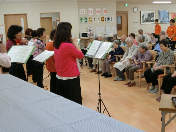 じっと演奏に耳を傾けるみなさん じっと演奏に耳を傾けるみなさん