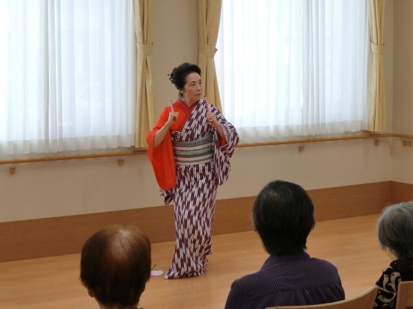 玄海女節を舞われる山下様 玄海女節を舞われる山下様