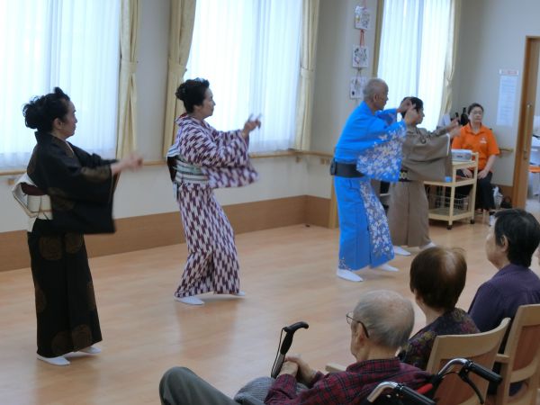 全員による鬼太鼓（おんでこ）踊り