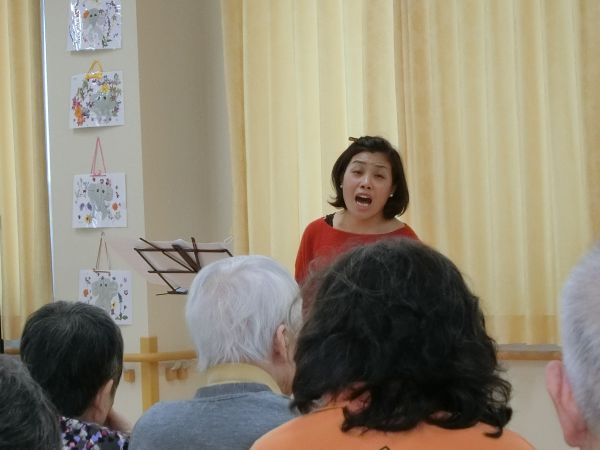 熱唱される加藤様 熱唱される加藤様