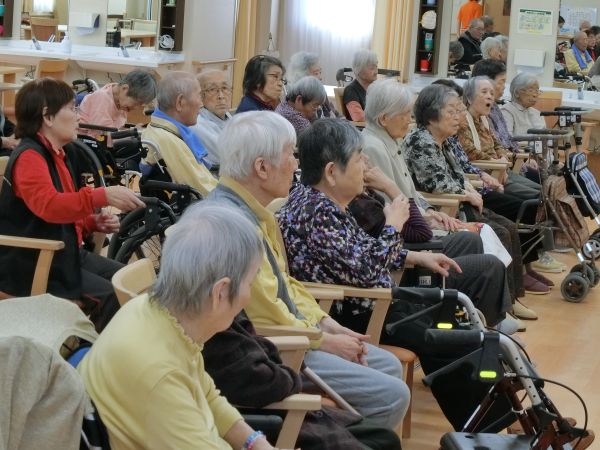 うっとりと聴き入るみなさん うっとりと聴き入るみなさん