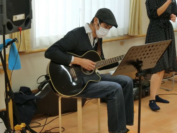 ギター演奏中のブルーノさん ギター演奏中のブルーノさん