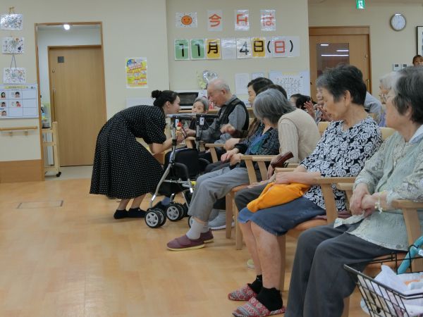 ひとりひとりと握手されるブレンダさん ひとりひとりと握手されるブレンダさん