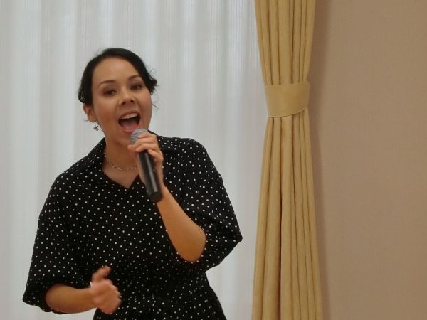 熱唱されるブレンダさん 熱唱されるブレンダさん