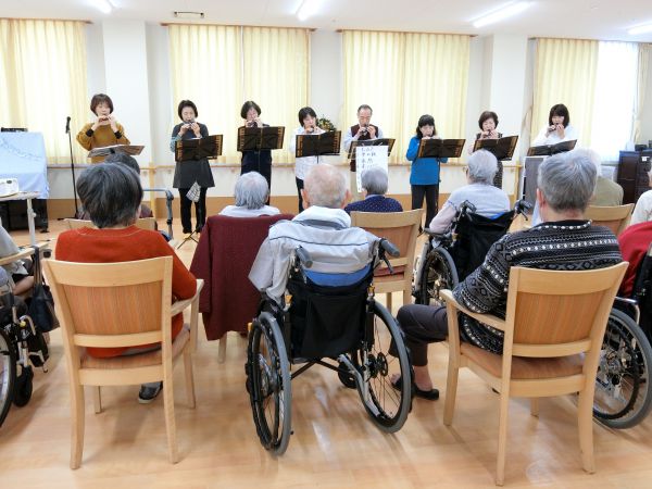 じっと聴き入る利用者さん じっと聴き入る利用者さん
