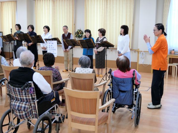 職員の音頭で演奏の始まり・・・ 職員の音頭で演奏の始まり・・・