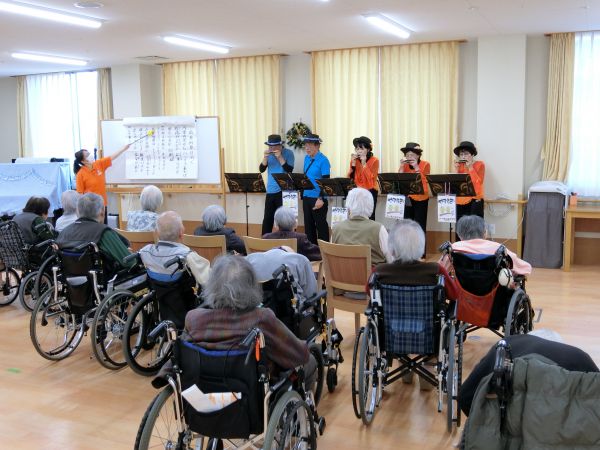 歌詞を見ながらみなさんで合唱中・・ 歌詞を見ながらみなさんで合唱中・・