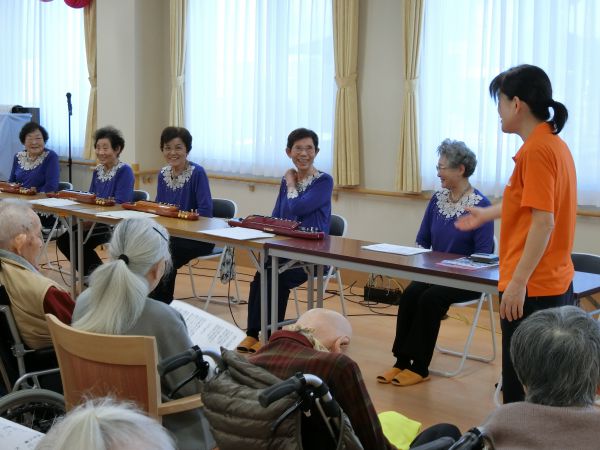 職員によって紹介されるやちよ会のみなさん