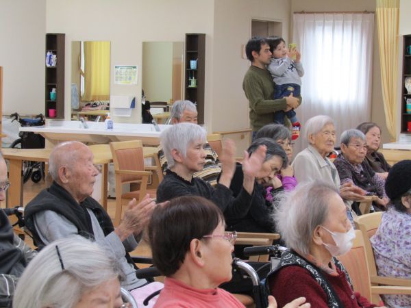 後ろでブレンダさんのご主人と息子さんが・・