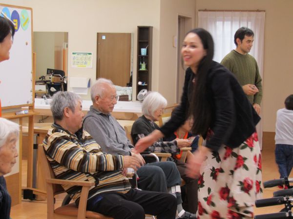 一人一人と握手されるブレンダさん 一人一人と握手されるブレンダさん