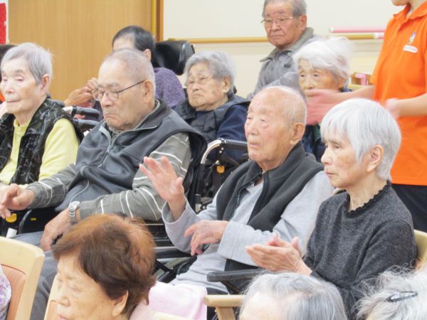 歌に合わせて手拍子を 歌に合わせて手拍子を