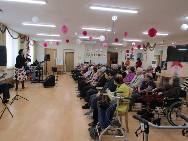 ブレンダさんの熱唱に魅了されるみなさん ブレンダさんの熱唱に魅了されるみなさん