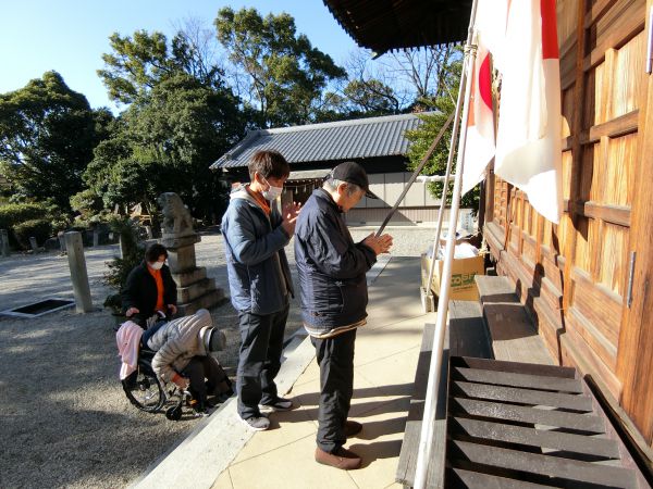男性陣も今年一年の祈願 男性陣も今年一年の祈願