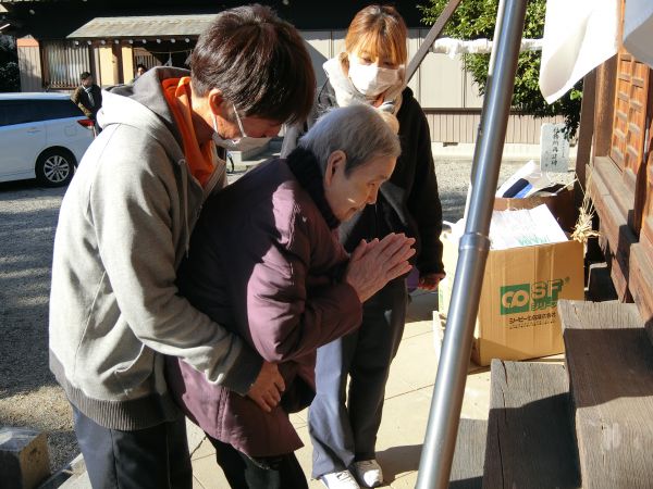 何度も手を合わせ・・・ 何度も手を合わせ・・・