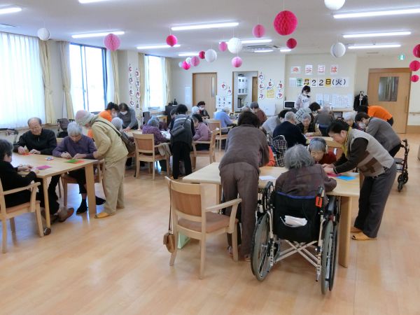 各テーブルで教えを請いながら 各テーブルで教えを請いながら