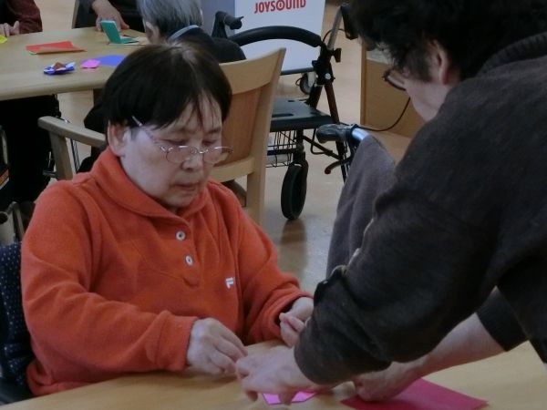 みなさん一心不乱に折り紙に集中・・ みなさん一心不乱に折り紙に集中・・