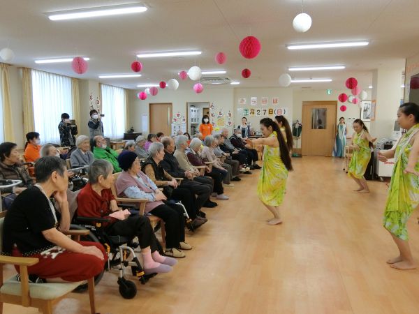 我を忘れて踊りに魅了されるみなさん 我を忘れて踊りに魅了されるみなさん