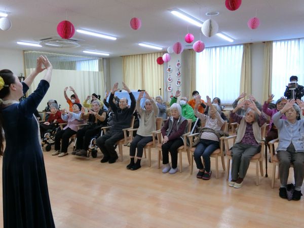 踊りを教えて頂きながら参加しました 踊りを教えて頂きながら参加しました