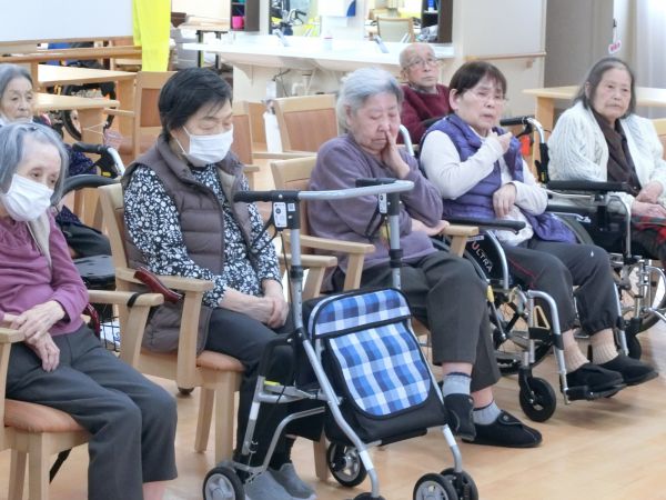 じっと聴き入るみなさん