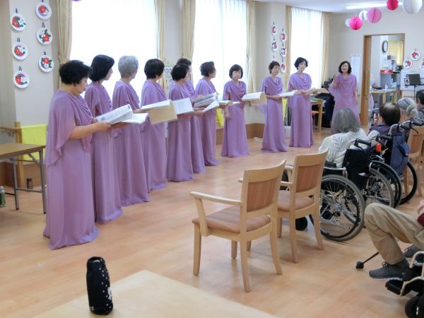 こんどはコーラスの皆さんによる綺麗な歌声 こんどはコーラスの皆さんによる綺麗な歌声