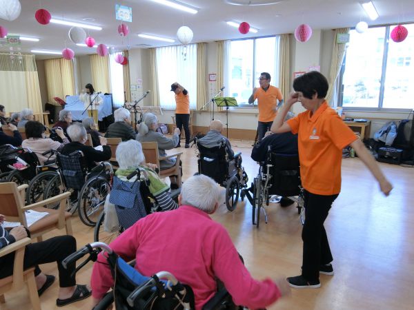 東京ブギウギに合わせて体を動かします・・