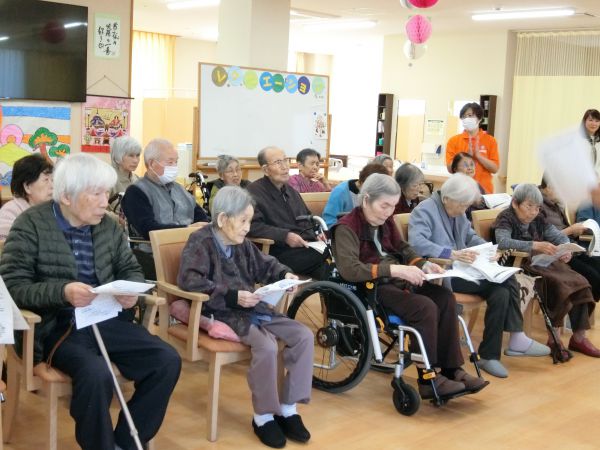 ご用意頂いた歌詞カードを真剣に見入るみなさん ご用意頂いた歌詞カードを真剣に見入るみなさん