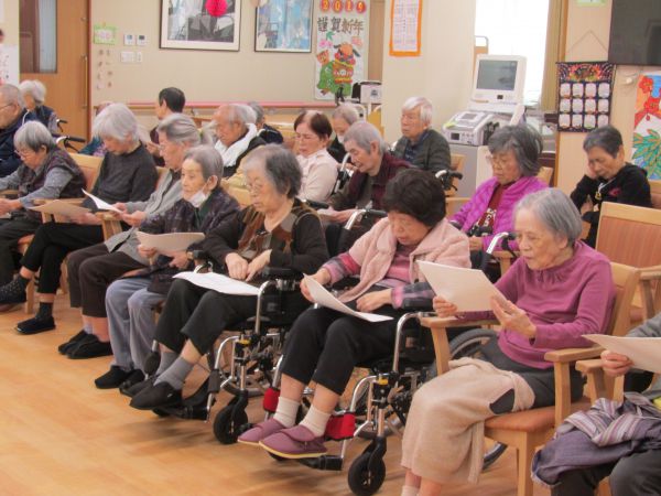 演奏に合わせて歌詞を見ながら歌うみなさん 演奏に合わせて歌詞を見ながら歌うみなさん