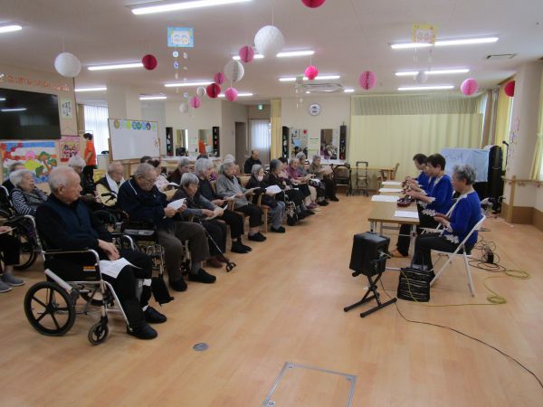 大正琴の演奏がはじまりました・・・ 大正琴の演奏がはじまりました・・・