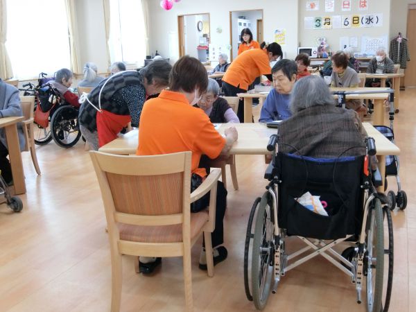 職員も一緒に作品作り 職員も一緒に作品作り