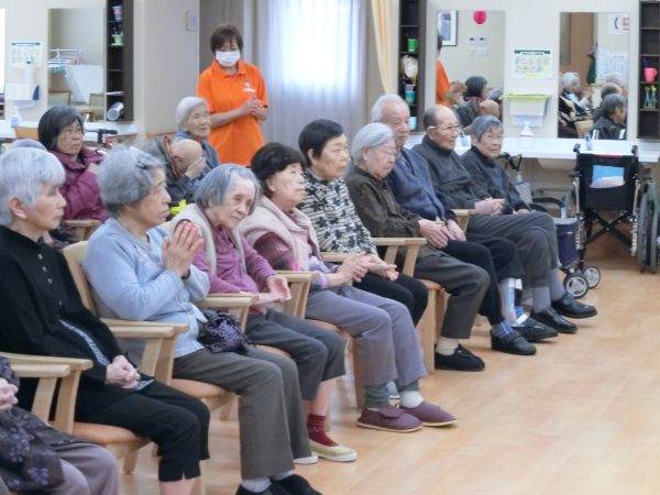 今か今かと待ちわびながら 今か今かと待ちわびながら