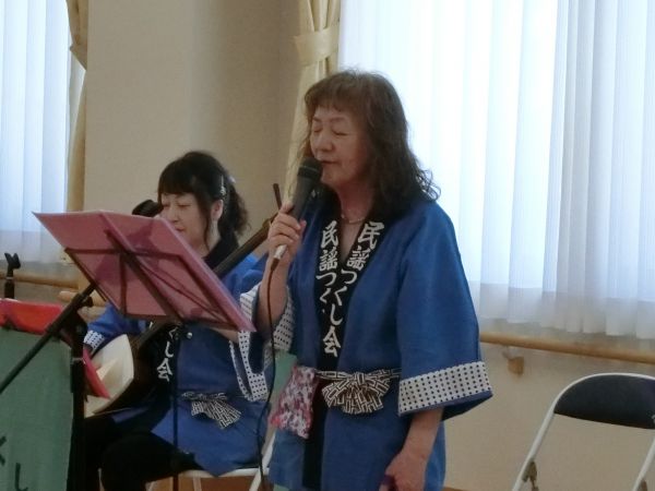 森本さんも三味線の音に合わせ熱唱 森本さんも三味線の音に合わせ熱唱