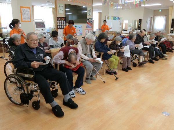 ご用意頂いた歌詞カードを観ながら・・・ ご用意頂いた歌詞カードを観ながら・・・