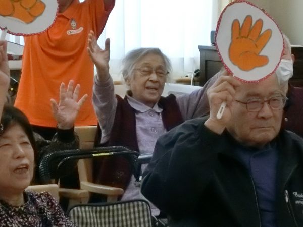 手作りうちわで楽しく体操 手作りうちわで楽しく体操