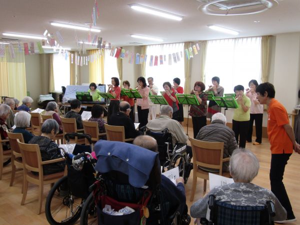 演奏を聴きながら熱心に歌詞カードを見て 演奏を聴きながら熱心に歌詞カードを見て