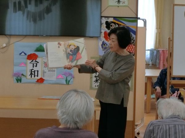 井上様による絵本の読み聞かせ・・ 井上様による絵本の読み聞かせ・・