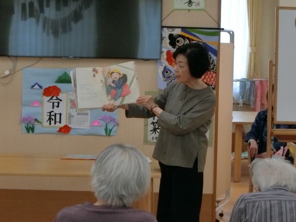 井上様による絵本の読み聞かせ・・