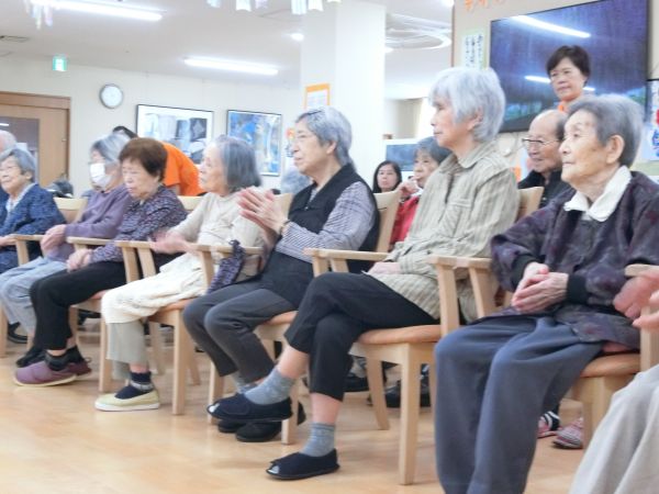 聴き惚れているみなさん 聴き惚れているみなさん