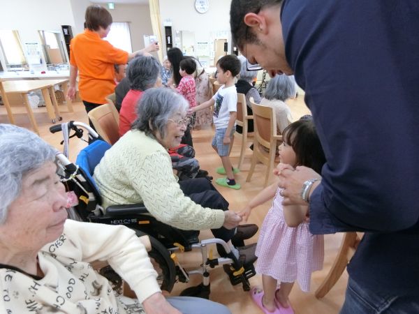 子供さんたちとも握手をして頂きました