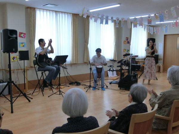 みなさんと一緒に歌います みなさんと一緒に歌います