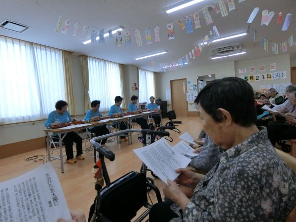 琴の音色に合わせて歌詞カードを見ながら 琴の音色に合わせて歌詞カードを見ながら