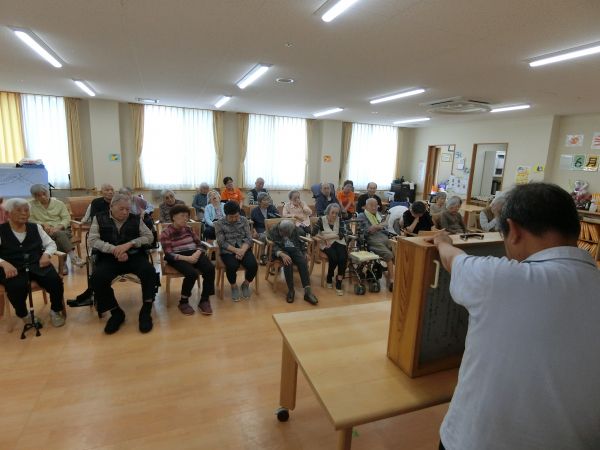 我を忘れて聞き入るみなさん 我を忘れて聞き入るみなさん
