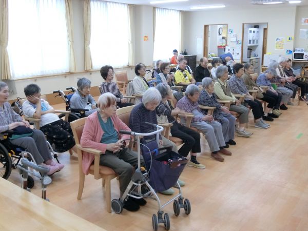 オカリナの済んだ音色にうっとりしながら聴き入るみなさん オカリナの済んだ音色にうっとりしながら聴き入るみなさん