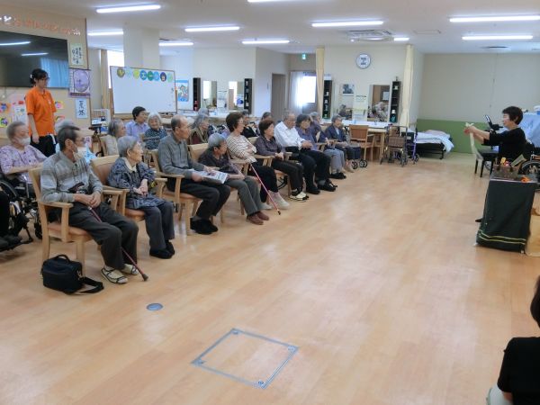 観ているみなさんもタネを見つけようと真剣 観ているみなさんもタネを見つけようと真剣