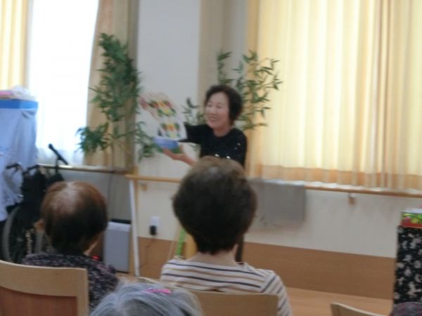 2番手の女性による見事な手さばき 2番手の女性による見事な手さばき
