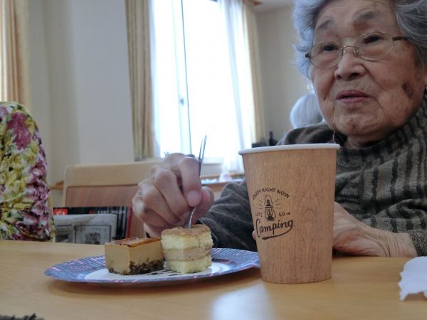 ケーキを頂きながらご満悦 ケーキを頂きながらご満悦