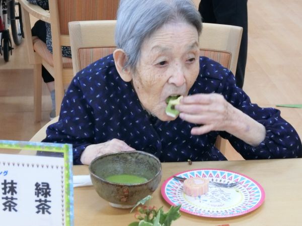 抹茶とケーキは合いますねぇ・・ 抹茶とケーキは合いますねぇ・・