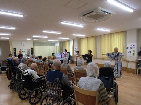 全員による舞が始まりました 全員による舞が始まりました